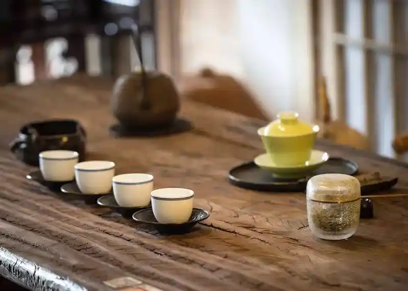 why-does-tea-make-people-feel-calm.webp